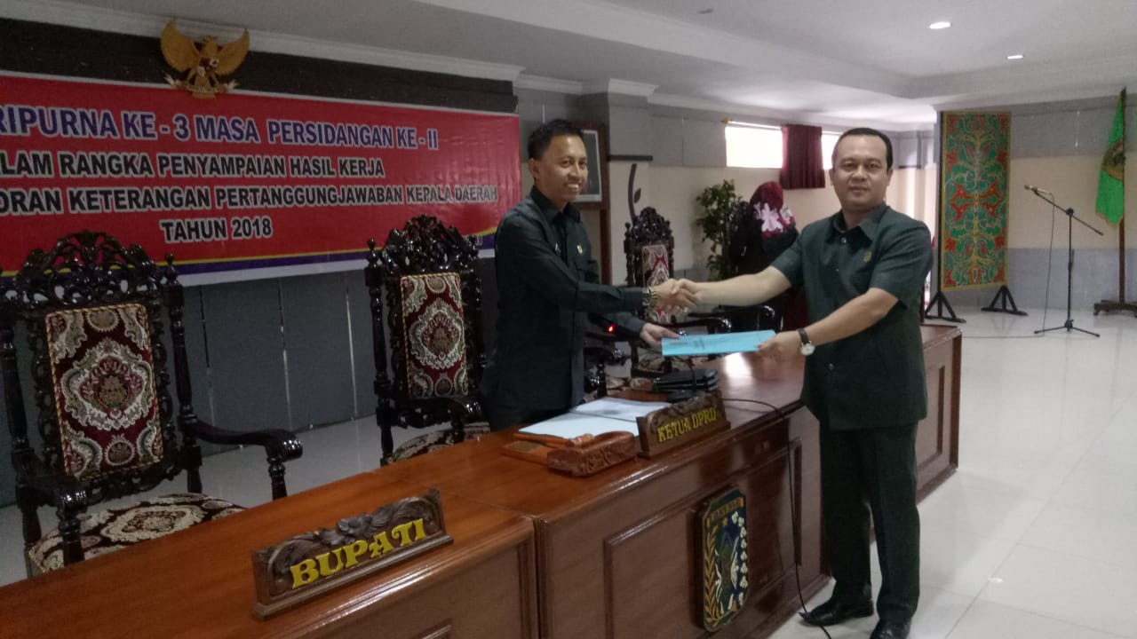 Markus Jembari Menyerahkan Hasil Kerja Pansus Terhadap LKPj Bupati Sintang Tahun 2018 Kepada Ketua DPRD Sintang, Jeffray Edward, Kamis 16 Mei 2019