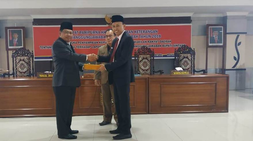 Ketua DPRD Sintang, Jeffray Edward Menyerahkan Rekomendasi Hasil Kerja Pansus LKPj Bupati Sintang Tahun 2018 di Ruang Sidang DPRD Sintang, 17 Mei 2019.