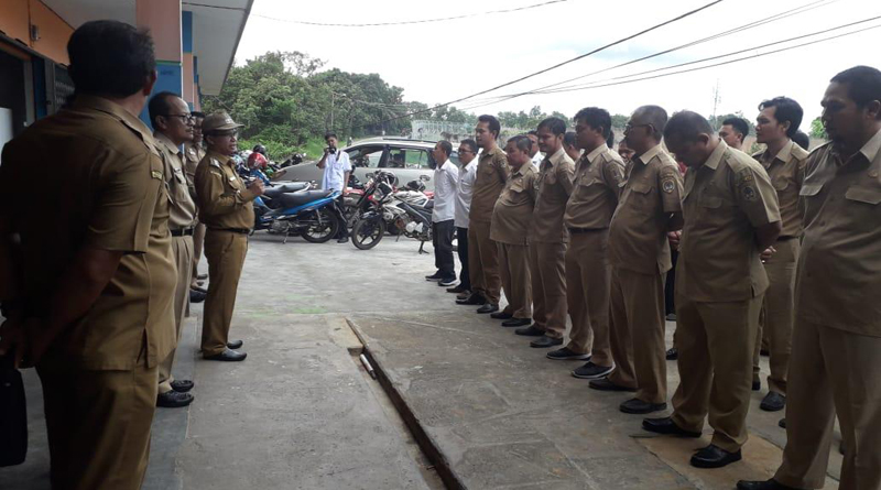 Bupati Melawi ketika melakukan pemantauan ASN di sejumlah instansi pemerintahan lingkup Pemkab Melawi