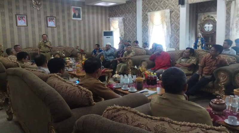 Bupati Melawi menyampaikan arahanya dalam verifikasi dan validasi Masyarakat Hukum Adat Kabupaten Melawi