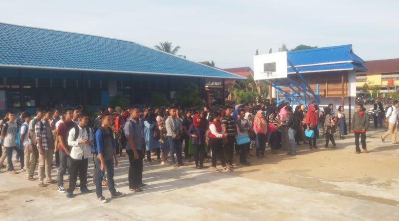 Sejumlah warga mendaftarkan ke SMA Negeri 1 Nanga Pinoh