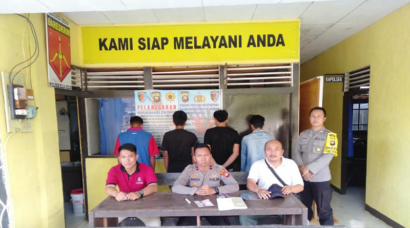 Empat Tersangka (menghadap ke belakang) saat diamankan di Polsek Ella Hilir
