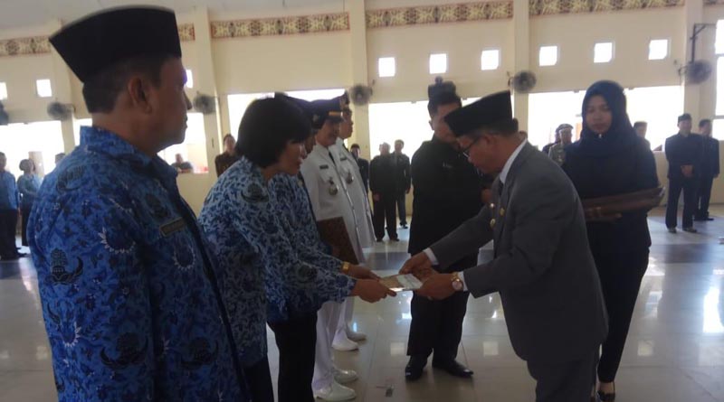 Bupati Melawi ketika menyematkan tanda Camat dan menyerahkan SK kepada perwakilan pejabat yang dilantik