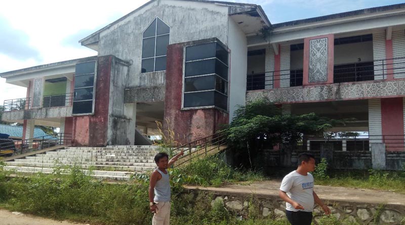 Warga ketika menunjukan bangunan pasar tradisional Desa Paal yang memakan biaya milyaran rupiah namun terkesan mubajir