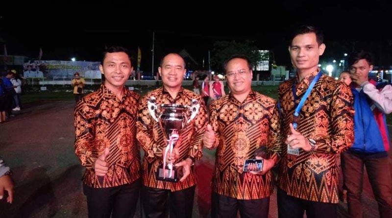 Ketua LPPD Melawi bersama sejumlah kontingen Melawi menunjukan piala yang diraih dalam pesparawai tingkat Kalbar
