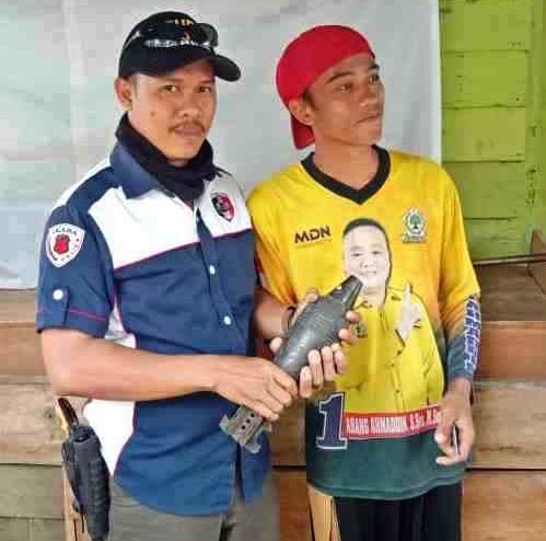 Anggota Polsek tanah Pinoh ketika mengamankan mortir yang diserahkan Muharman