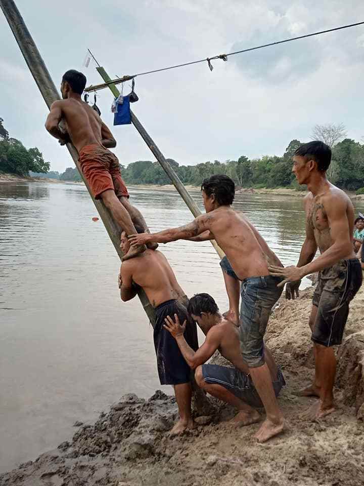 Peserta panjat pinang ketika berusaha meraih puncak untuk memenangkan perlombaan Panjat Pinang
