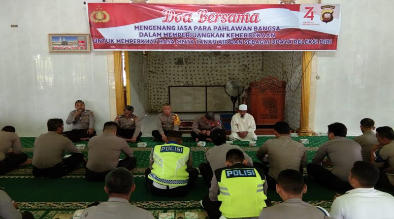 Para anggota Polres ketika melakukan doa bersama di Masjid Shirotul Jannah