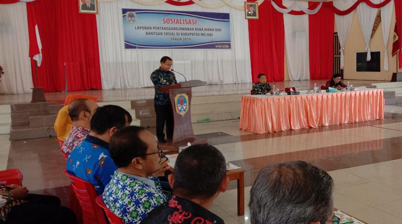 Bupati saat menyampaikan arahannya dalam sosialisasi laporan pertanggungjawaban dana hibah dan bantuan sosial di Melawi Tahun 2019