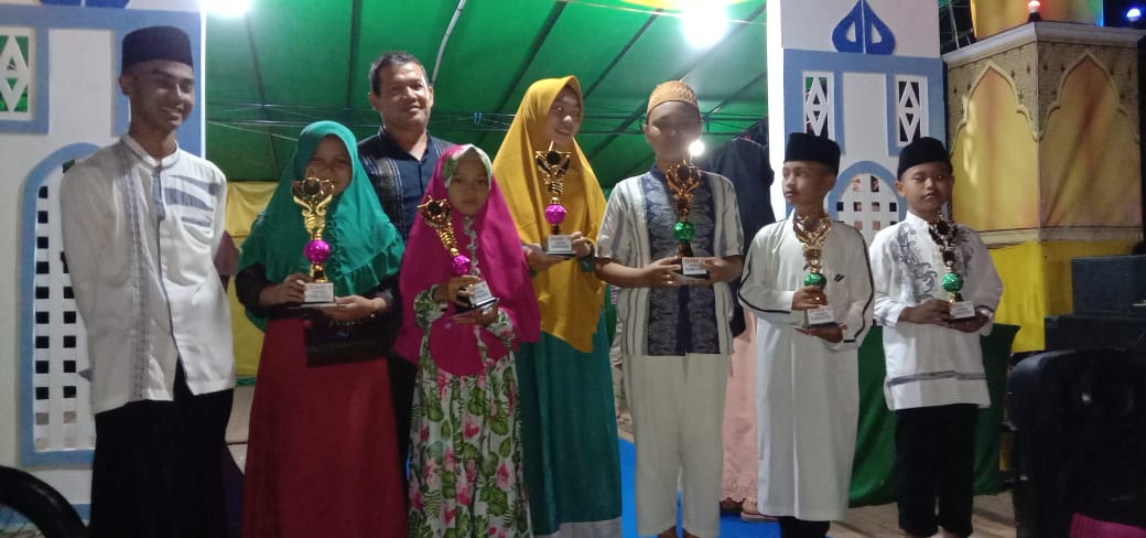 Panitia ketika menyerahkan piala kepada para pemenang lomba