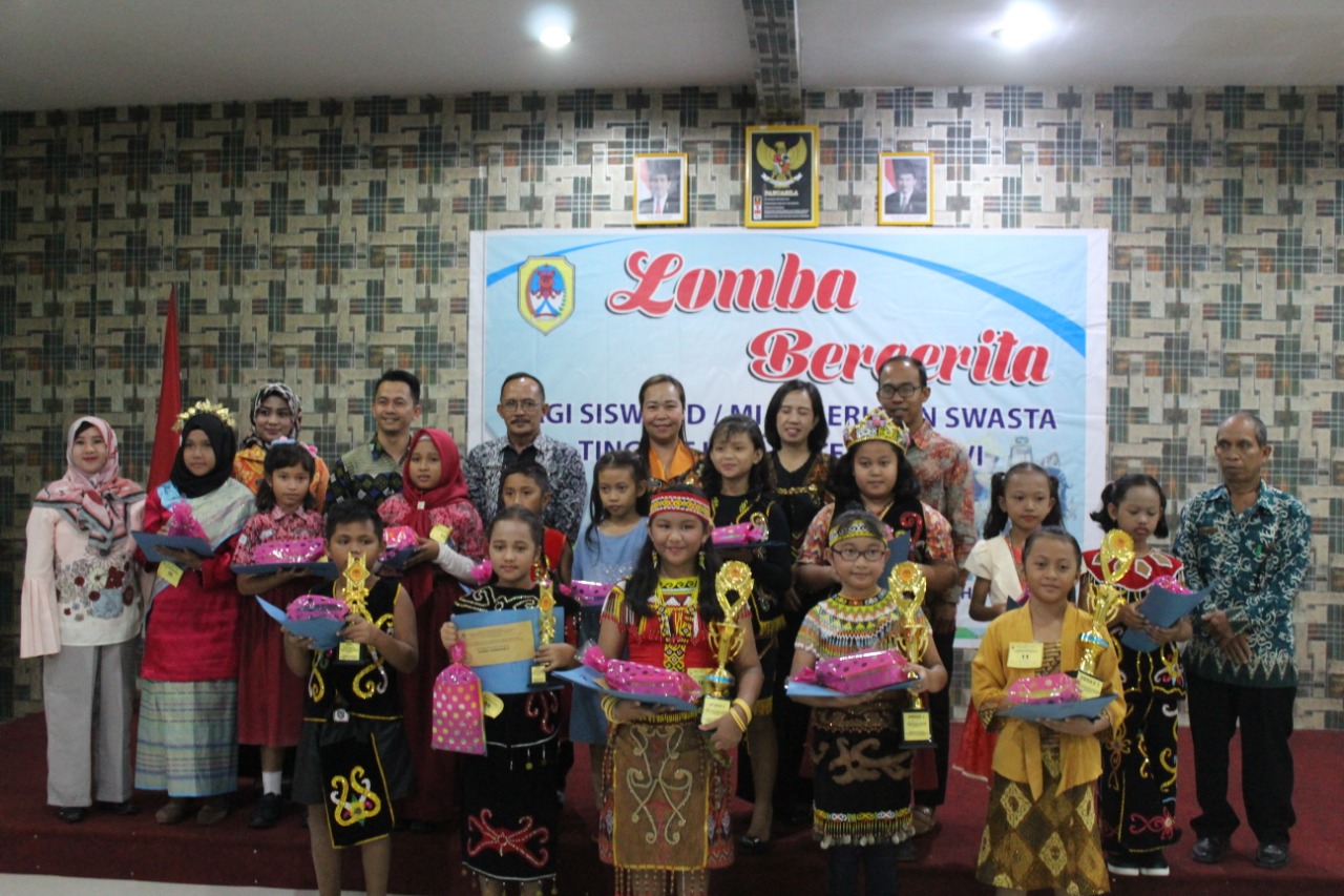 Para pemenang dan peserta lomba bercerita berfoto bersama pihak Arpusda usai mennerima hadiah