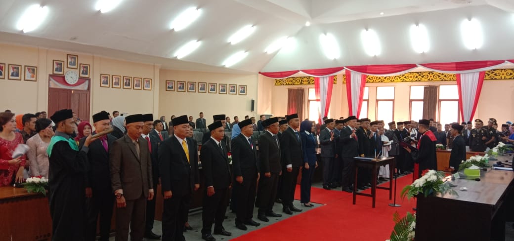 Sebanyak 30 Anggota DPRD Melawi ketika melakukan pengucapan sumpah dan janji jabatan yang dibibing oleh ketua Pengadilan Negeri Sintag
