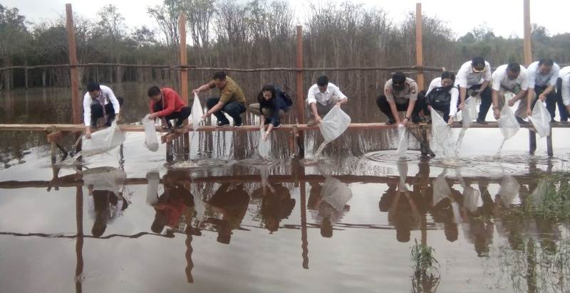 Melepas Ikan di Danau Jemelak Saat Jemelak Expo 2019
