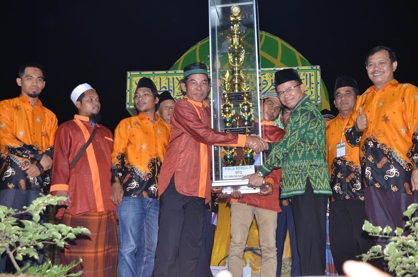 Bupati Melawi saat menyerahkan piala bergilir kepada Perwakilan desa Paal yang menjadi juara umum (Kalimantan-News/Irawan)
