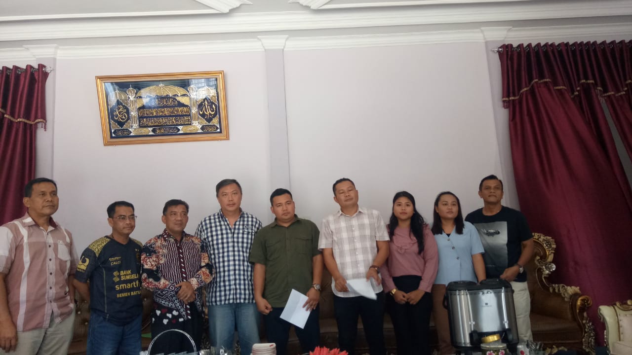 Sembilan anggota DPRD Melawi saat menyampaikan pernyataan terkait APBD Melawi tahun 2020 tidak sesuai prosedur (Dedi Irawan/Kalimantan-News)