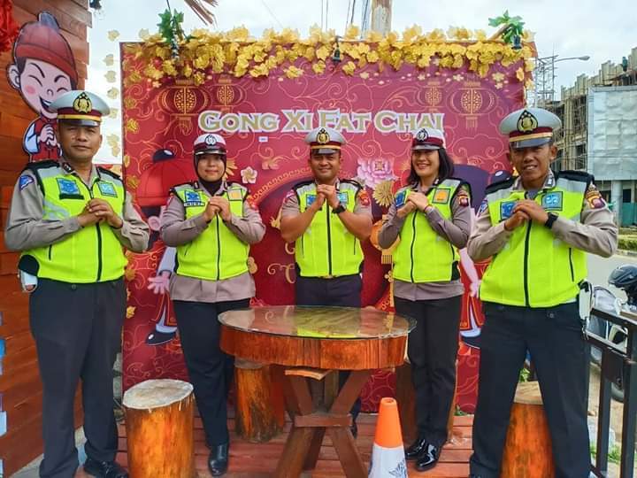 Kasat Lantas Polres Melawi,AKP Aang Permana (Tengah) bersama 4 anggotanya saat stanby di Pos pelayanan (Dedi Irawan/Kalimantan-News)