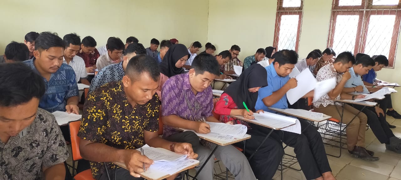 Para peserta ketika sedang mengisi soal yang diberikan pada test tertulis seleksi PPK se Kabupaten Melawi (Dedi Irawan/Kalimantan-News)