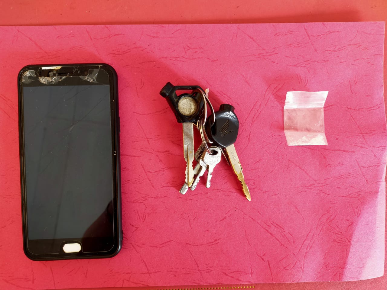 Barang bukti berupa satu paket Narkotika diduga jenis sabu, kunci motor dan handphone yang digunakan tersangka IW Alias IN (Istimewa) 