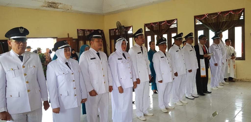 Sebanyak 10 orang Penjabat Kepela Desa di wilayah Nanga Pinoh saat diambil sumpah dan janjinya (Dedi Irawan/KN)