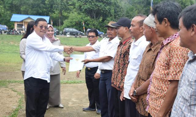Bupati Sekadau, Rupinus Menyerahkan Sertifikat Pada Masyarakat