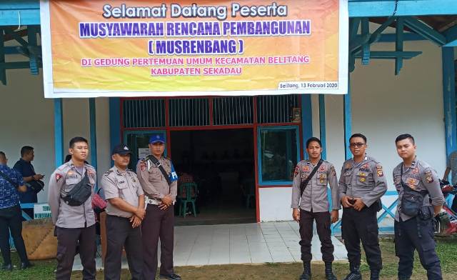 Anggota Polsek Belitang Saat Amankan Jalannya Musrenbang Kecamatan Belitang