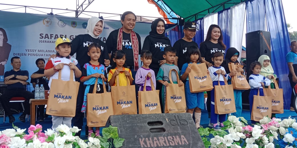 Penguatan Daya Saing Produk Kelautan dan Perikanan Kementerian Kelautan dan Perikanan (KKP), Agus Suherman bersama Anggota Komisi IV DPR RI, Yessy Melania, Bupati Melawi, Panji dan Ketua DPRD Melawi, Widya Hastuti serta Ketua TP-PKK Melawi, Nurbetty Eka Mulyastri panji, saat berfoto bersama perwakilan anak-anak pada acra kampanye Gemarikan (Dedi Irawan/Kalimantan-News) 