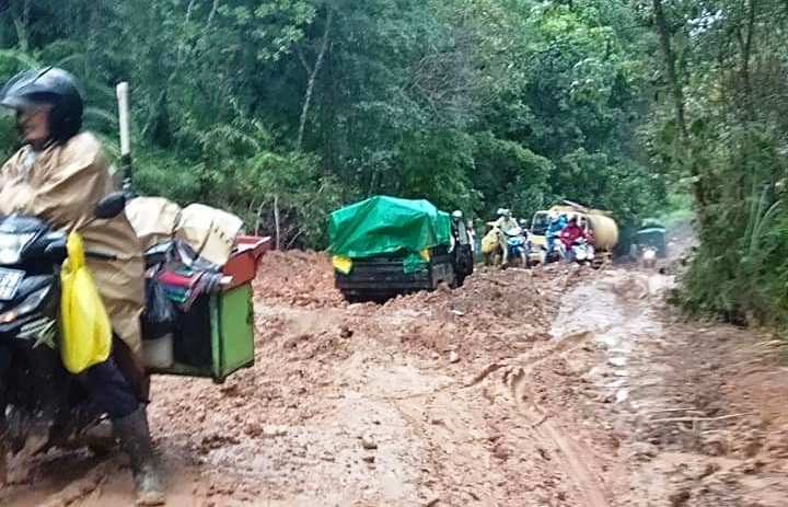 Salah satu titik kerusakan jalan yang sangat parah di Jalan Nasional Poros nanga Pinoh-Ella Hilir. Kondisi kerusakan yang semakin parah membuat masyarakat kesulitan melalui jalur tersebut (Istimewa/KN)