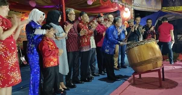Bupati Melawi, Panji, menutup kegiatan Cap Go Meh yang ditandai dengan menabuh gendang naga, di lapangan Perbasi Kota Nanga Pinoh (Ist)