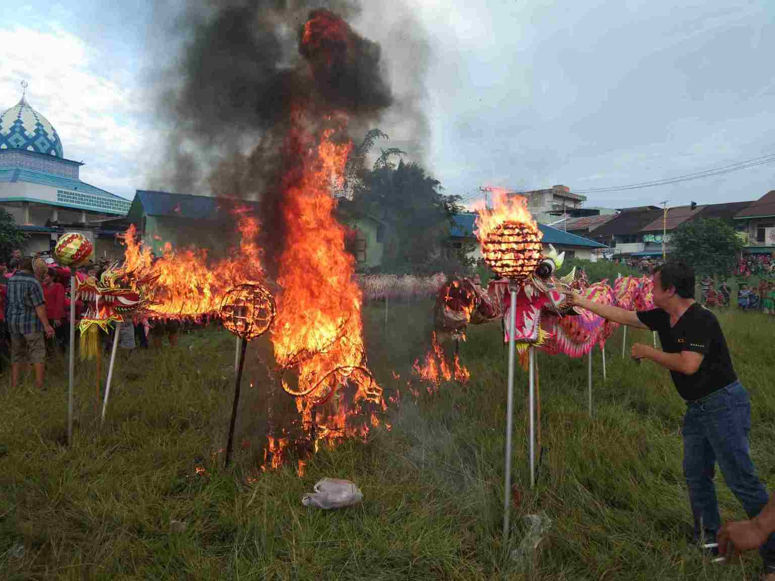 Tga reflika naga berukuran panjang kurang lebih 27 meter dilakukan pembakaran. Prosesi tersebut dipercaya sebagai ritual akhir naga buka mata menuju kahyangan (Ist/KN)