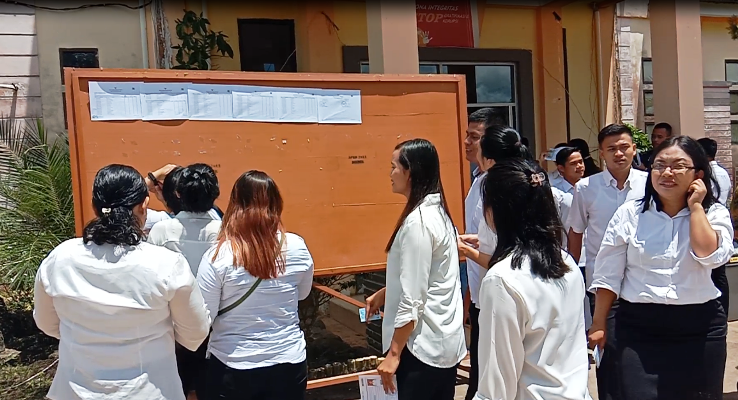 Para peserta Test usai mengerjakan soal dan melihat hasil test di papan p[engumuman yang disediakan Panitia di depan kantor Disdikbud Melawi (Dedi Irawan/KN)