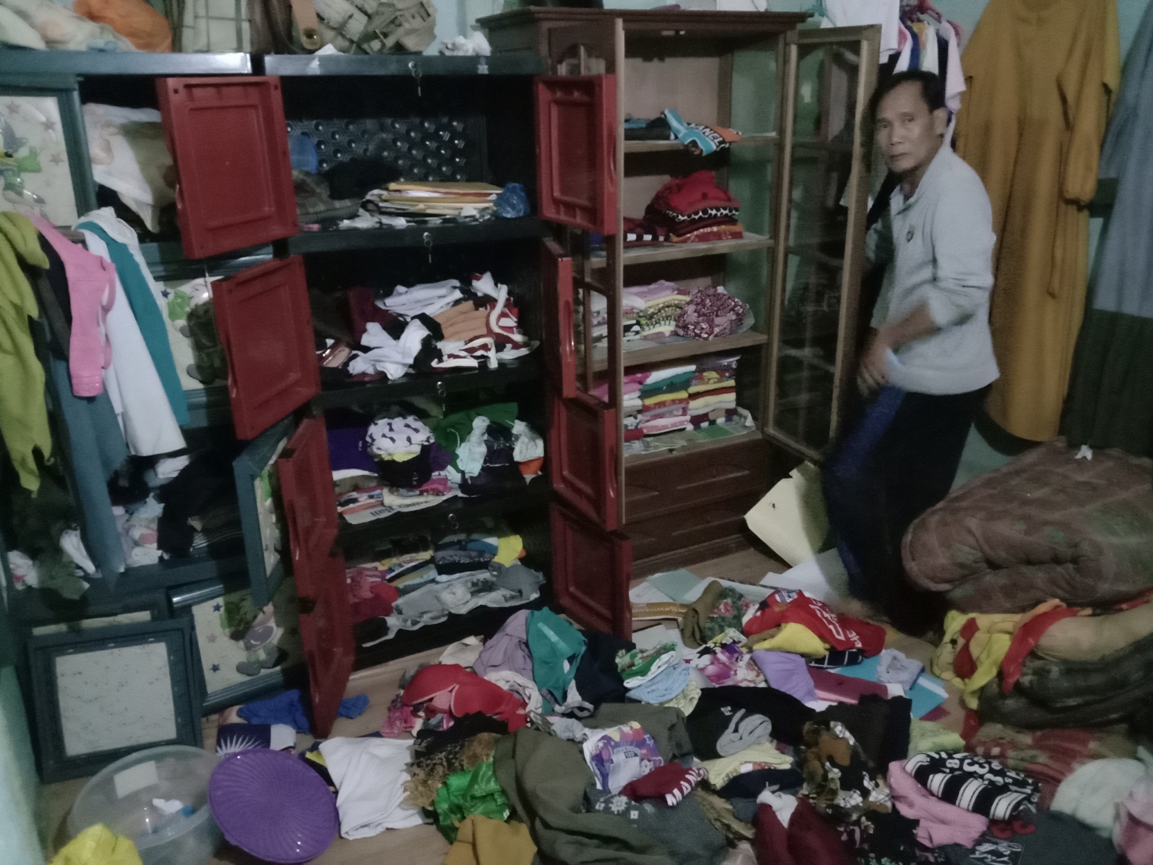 Suparni Atot ketika menunjukan kamarnya yang sudah berantakan dan koper tempat penyimpanan uangnya yang dibongkar (Dedi Irawan/Kalimantan-News) 