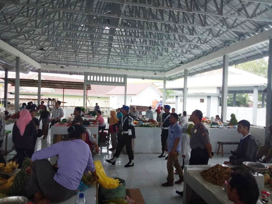 Aparat Gabungan ketika melakukan penertiban pedagang di Pasar Markasan. Penertiban tersebut dilakukan karena masih adanya pedgang yang enggan menempati lapak (Dedi Irawan/Kalimantan-News)