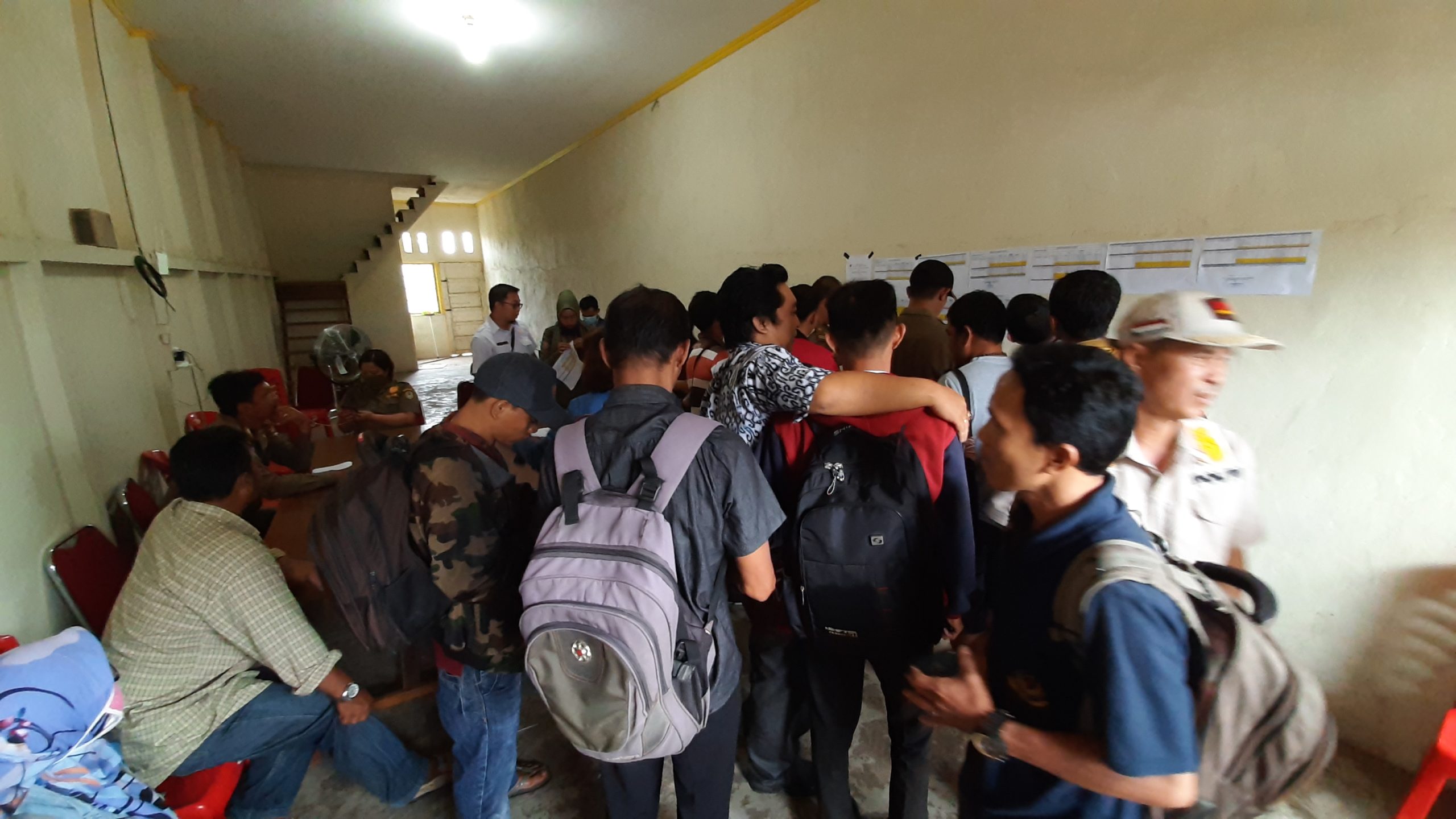 Sejumlah  Bakal Calon kepala desa yang menjadi peserta test tertulis, saat melihat pengumuman hasil seleksi. (Dedi Irawan/KN) 