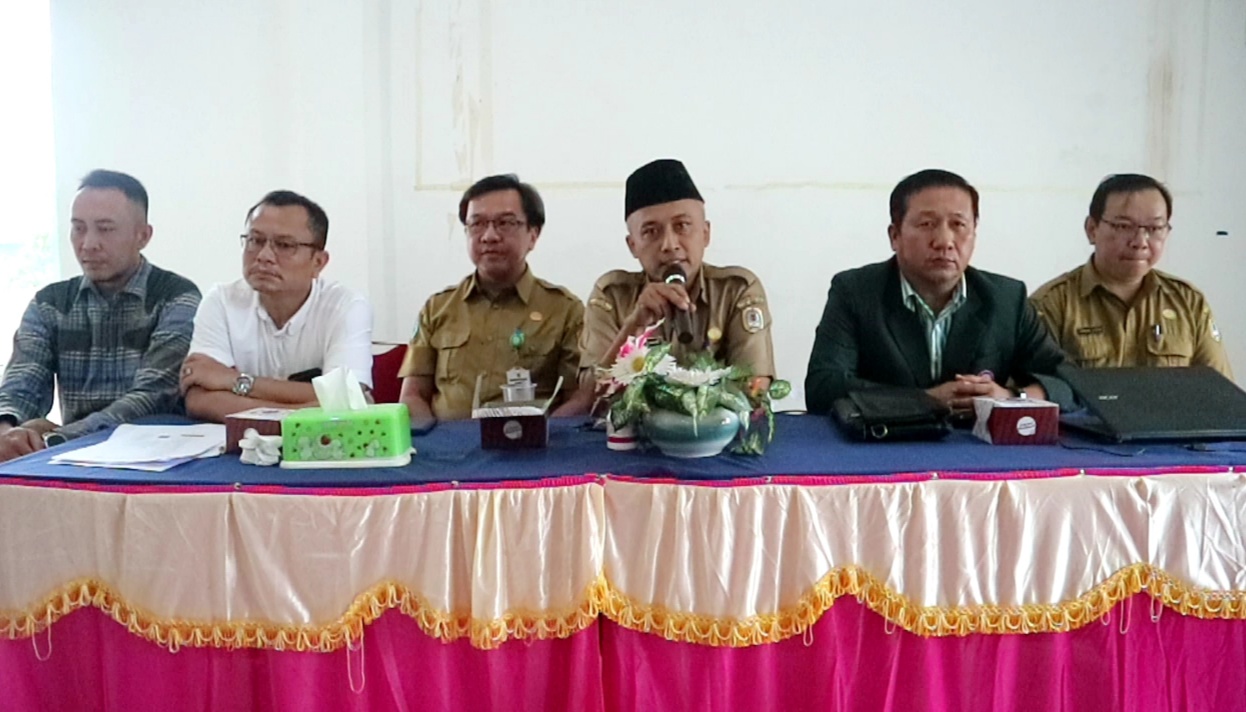 Kepala Dinas Kesehatan Melawi, dr Ahmad Jawahir, didampingi oleh Direktur RSUD Melawi, Direktur rumah sakit swasta serta sejumlah dokter di Melawi saat mengklarifikasi mengenai adanya informasi hoax tentang penderita positif corona. (Dedi Irawan/KN) 