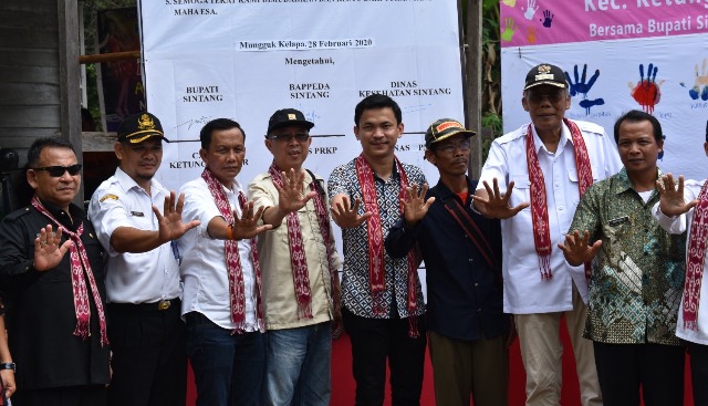 Ketua DPRD Sintang, Florensius Ronny Hadiri ODF di Desa Mungguk Kepala, Ketungau Hilir