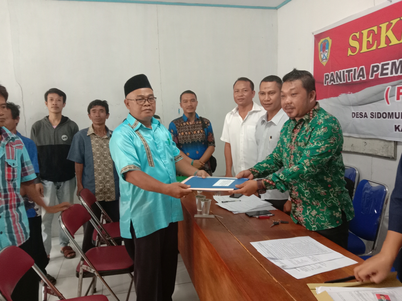 Muhammad Syukur saat menyerahkan berkas pendaftaran kepada panitia Pilkades Desa Sidomulyo, Kecamatan Nanga Pinoh, kabupaten Melawi (Dedi Irawan/KN) 