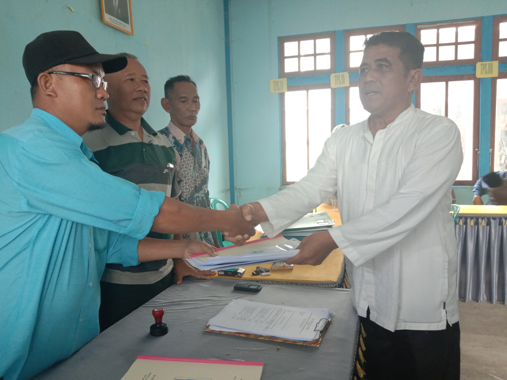 Sukarman saat menyerahkan berkas pendaftaran kepada panitia Pilkades Desa Paal. (Dedi Irawan/KN) 