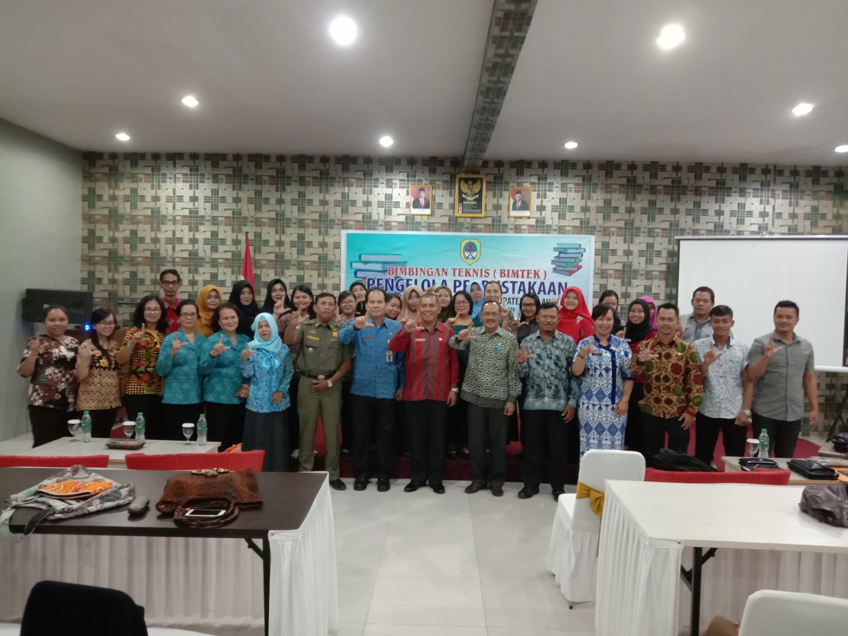 Pihak Arpusda Melawi dan Provinsi Kalbar, berfoto bersama peserta Bimtek Pengelolaan Perpustakaan. (Dedi Irawan) 