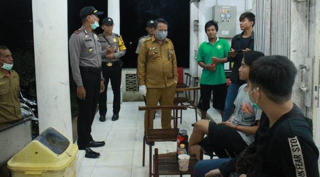 Polsek Sekadau Hulu bersama unsur Forkopimca melakukan penertiban masyarakat yang berkumpul pada malam hari