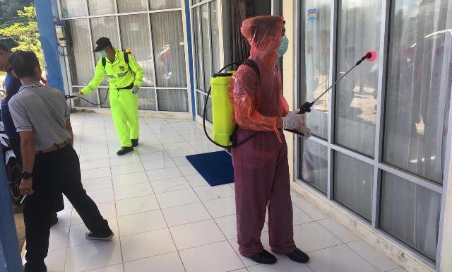 Personel gabungan Polres Sekadau yang terdiri dari Sat Samapta, Sat Binmas,  Sat Lantas dan Urkes kembali melakukan penyemprotan cairan desinfektan