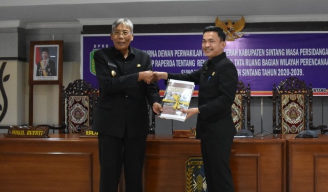 Ketua DPRD Sintang, Florensius Ronny Menerima Berkas Usulan RDTR dari Bupati Sintang, Jarot Winarno