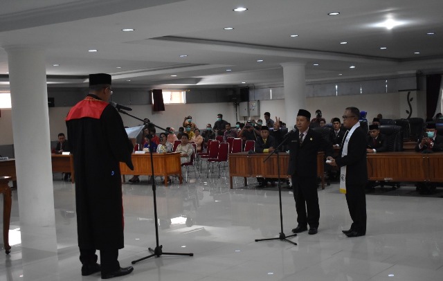 Heri Jambri di Ambil Sumpah Janji Sebagai Wakil Ketua DPRD Sintang oleh Ketua PN Sintang 