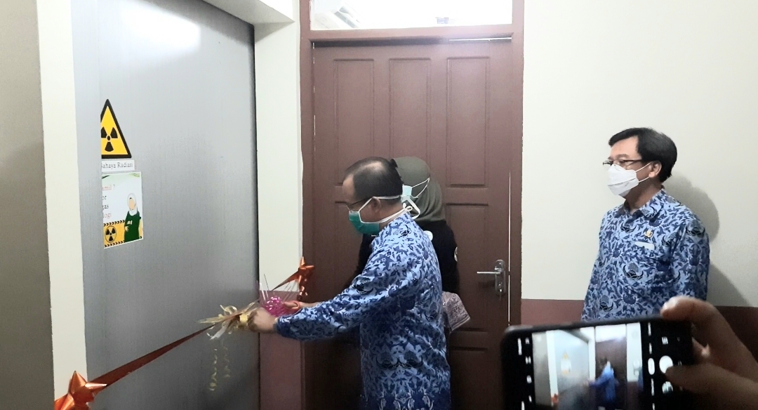 Bupati Melawi, Panji, saat menggunting pita peresmian unit CT Scan RSUD Melawi. (Dedi Irawan/KN) 