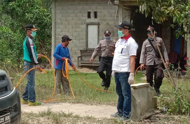 Agustinus Saat Memimpin Penyemprotan Disinfektan di Desa-Desa