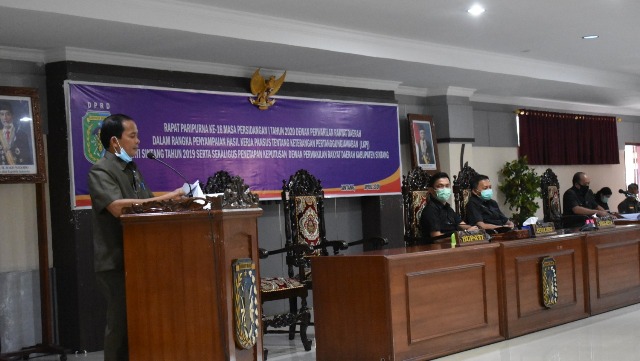 Juru Bicara Pansus LKPj Bupati Sintang Tahun 2019, Nekodimus Membacakan Hasil Kerja Pensus
