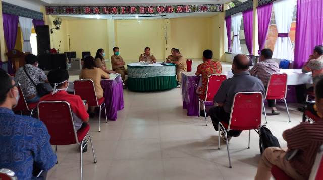 Wabup Sintang, Askiman Saat Menggelar Pertemua dengan Pelaku Usaha di Sintang