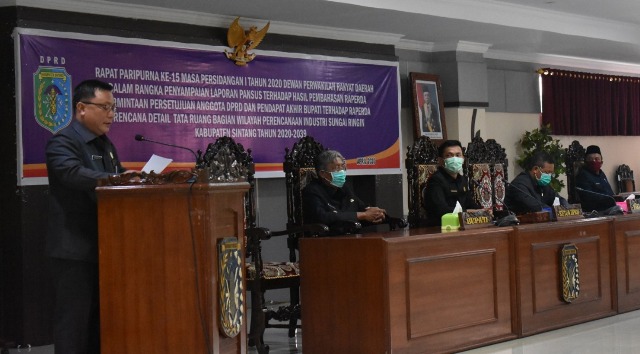 Juru Bicara Pansus RDTR BWP Industri Sungai Ringin, Welbertus Saat Menbacakan Hasil Kerja Pansus