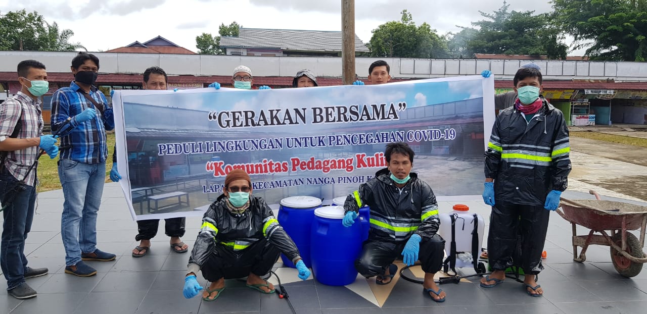 Sejumlah Anggota komunitas pedagang lapangan Kuliner Nanga Pinoh, sebelum melakukan penyemprotan Disinfectant di kompleks pasar kuliner. (Ist) 