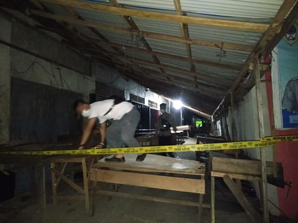 Anggota Polres Melawi, saat berada di lokasi amblasnya bangunan kios di Pasar Markasan.) Ist) 