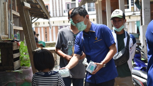 Ketua DPRD Sintang Saat Membagikan Masker Pada Warga